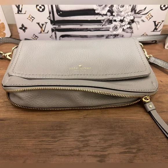 Kate Spade Light Gray Leather Crossbody Bag EUC NO CALLOUTS - Picture 4 of 7